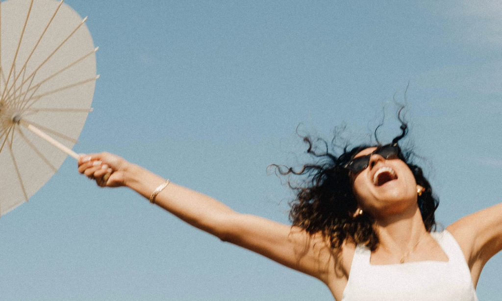 Mujer feliz con Sombrilla